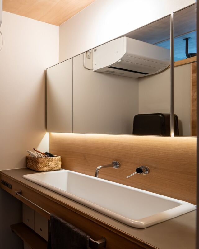 ［水廻り］

洗面や洗濯脱衣空間は２階へ。
LDKをより広く取りつつ、
寝る前の支度もスムーズになります。

水廻りはコンパクトにまとめて、
日々の家事にも使い勝手良く。

洗面は大人が二人ならんでも余裕のある広さでつくりました。

―――――――――――――――――――――――――――
Archi Airsは「Long Loved Design」を掲げ、心地よさと永く愛着を持てる住まいをご提案します。

.
施工 / Archi Airs (APHグループ)
@archi_airs

設計 / 石田伸一建築事務所
@sia_inc0717
.
許容応力度計算をし、耐震等級3
ダブル断熱でHEAT20 G3グレード。
UA値0.23以下の高性能住宅。
床下エアコンによる全館暖房。

.
#archiairs #アーキエアーズ #石田伸一建築事務所 #アルプスピアホーム #aphグループ #longloveddesign #地材地建 #建築家とつくる家 #設計事務所とつくる家 #長野県 #信州の家 #新築 #自由設計 #住宅設計 #住宅デザイン #デザイン住宅 #木の家 #工務店 #超高断熱 #超高気密 #床下エアコン #heat20g3 #耐震等級3 #造作洗面台 #間接照明 #ランドリールーム